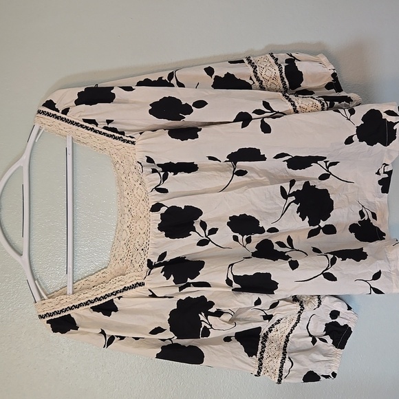 Maurices | Black & White Floral Top Size 1X - Picture 2 of 8